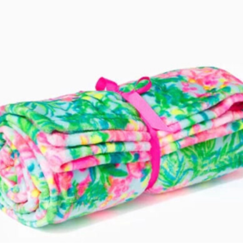 Lilly Pulitzer paradise blanket in Fruity Flamingo